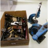 Quantity of various woodworking tools including various planes, a short nose plane, spokeshave and