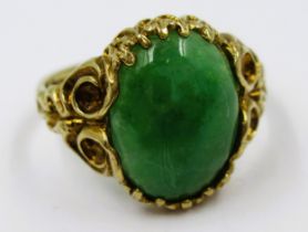 9ct Gold oval green jade set ring, size M Good overall condition. 3.4g in weight. Jade is 12mm x