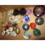 Small quantity of Halcyon Days and other trinket boxes, together with a quantity of modern
