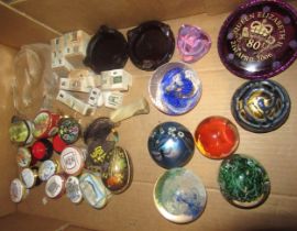 Small quantity of Halcyon Days and other trinket boxes, together with a quantity of modern