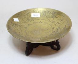 20th Century Chinese circular engraved bronze dish decorated with dragons, 25cm diameter, on a