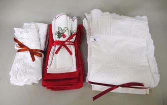 Small quantity of miscellaneous linen to include pillowcases, napkins etc