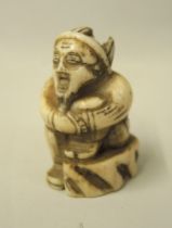 Japanese Meiji period carved bone netsuke, 4cm high