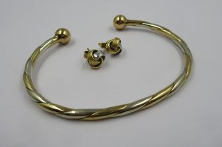 9ct Two colour gold bangle, 15.3g, together with similar pair of unmarked stud earrings