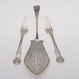 A GEORGE III OLD ENGLISH PATTERN FISH SLICE.