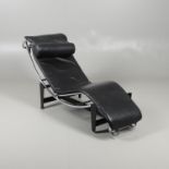 AFTER 'LE CORBUSIER' A DESIGNER LEATHER & CHROME RECLINING LOUNGE CHAIR.