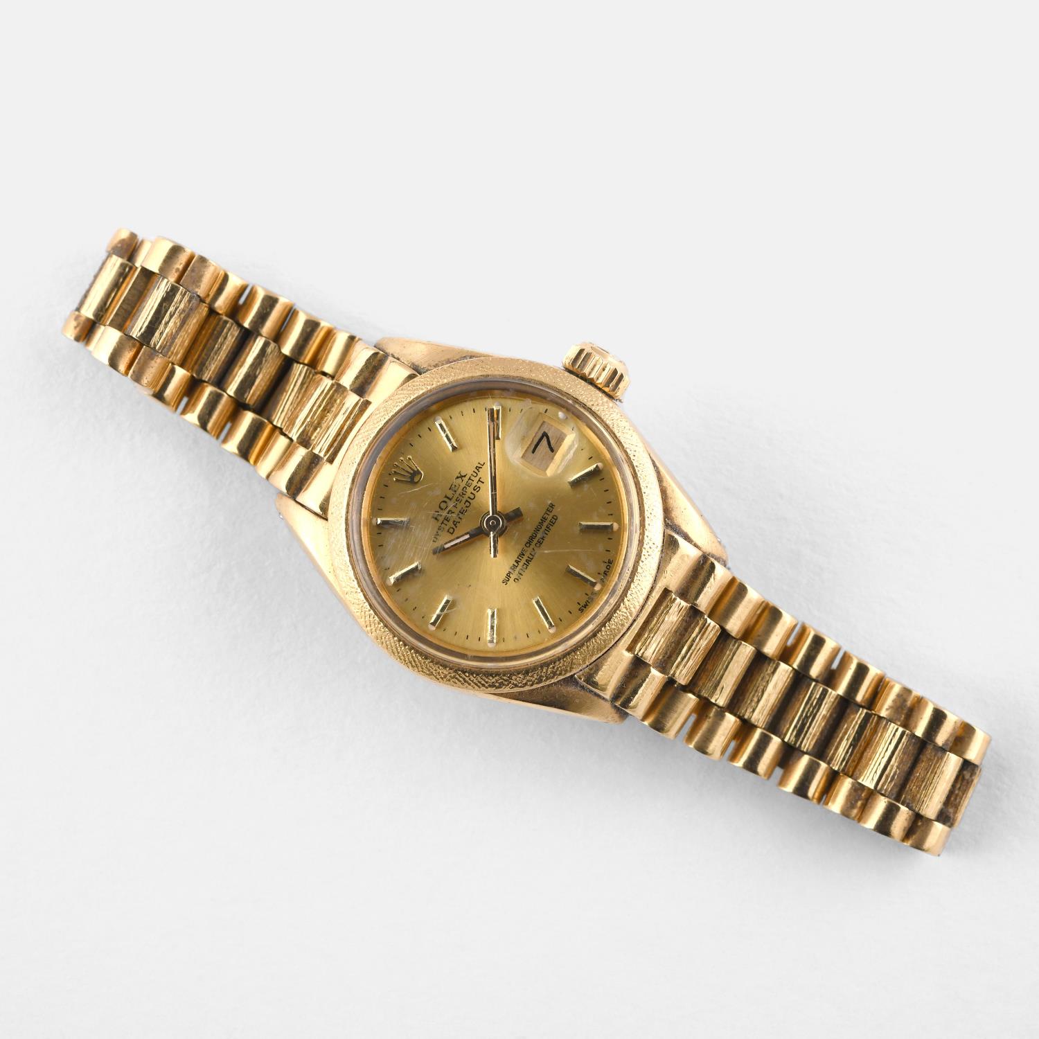 A LADY'S 18CT GOLD OYSTER PERPETUAL DATEJUST WRISTWATCH BY ROLEX.