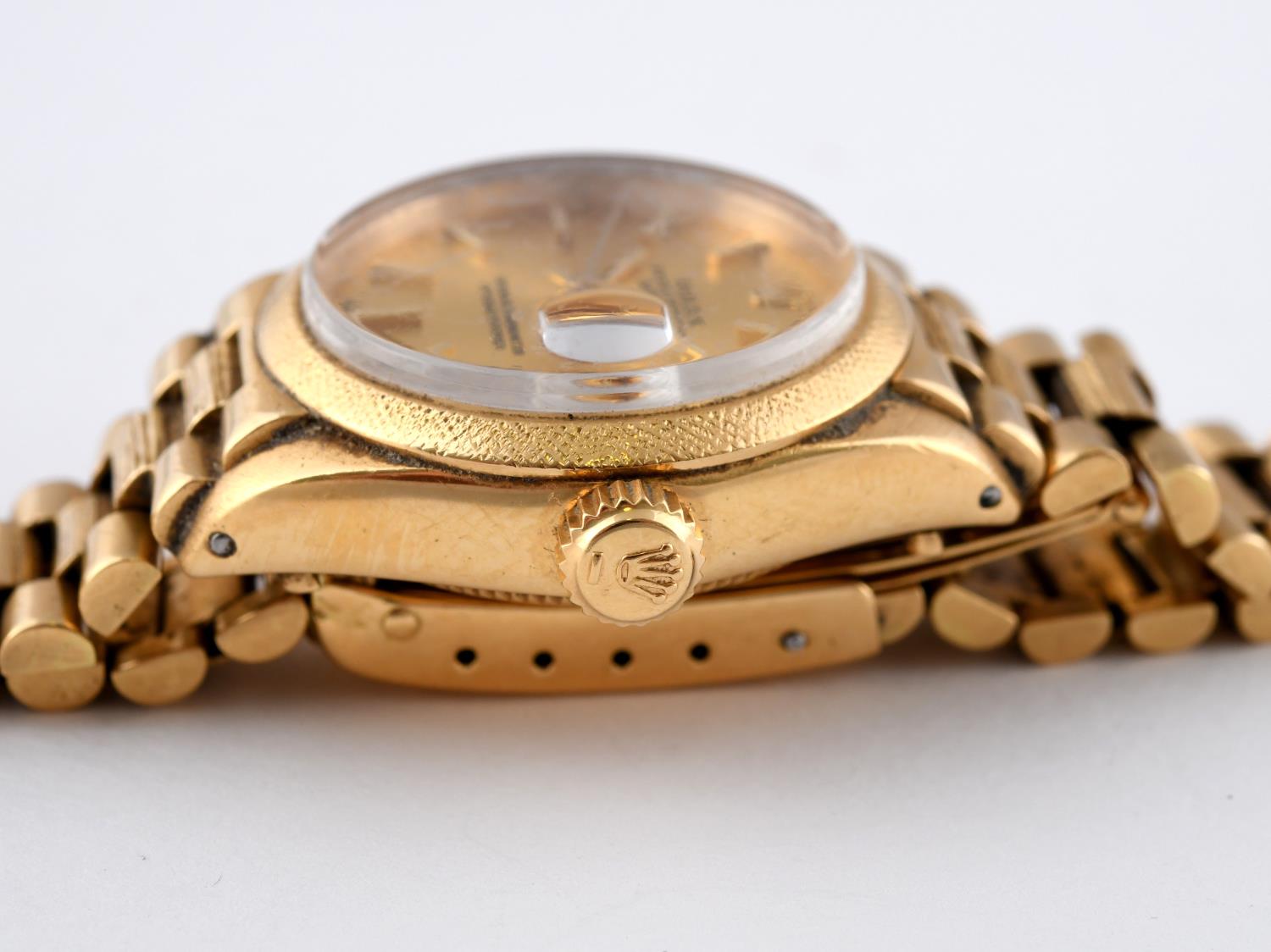 A LADY'S 18CT GOLD OYSTER PERPETUAL DATEJUST WRISTWATCH BY ROLEX. - Image 3 of 3