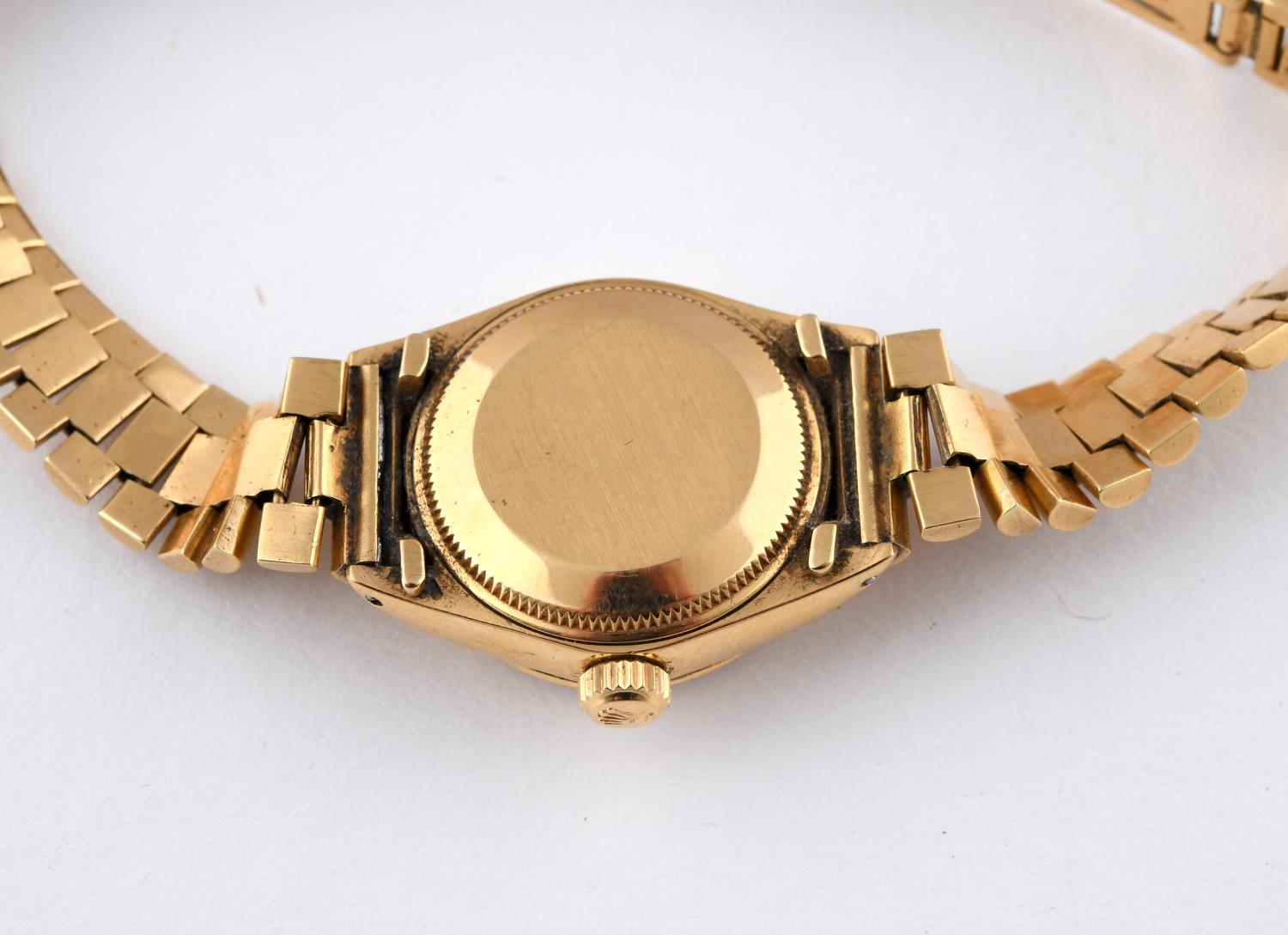 A LADY'S 18CT GOLD OYSTER PERPETUAL DATEJUST WRISTWATCH BY ROLEX. - Image 2 of 3