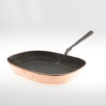 A 19TH CENTURY COPPER COOKING PAN.