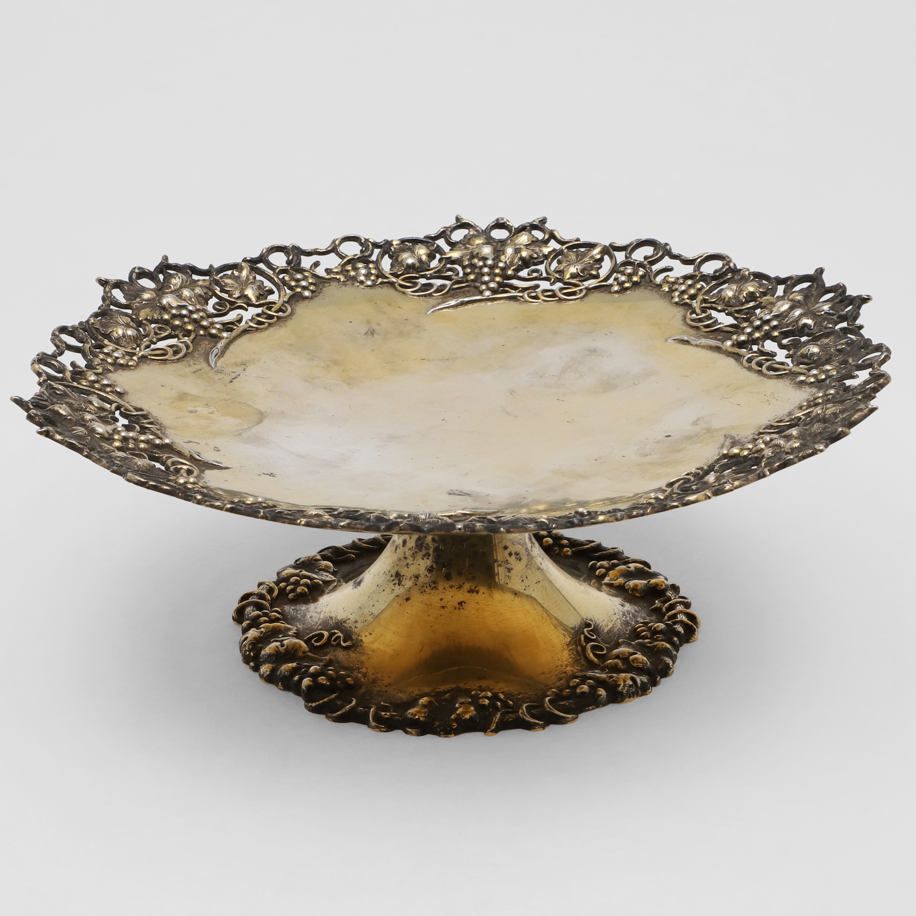 A LATE 19TH/ EARLY 20TH CENTURY SILVERGILT FRUIT OR DESSERT STAND.