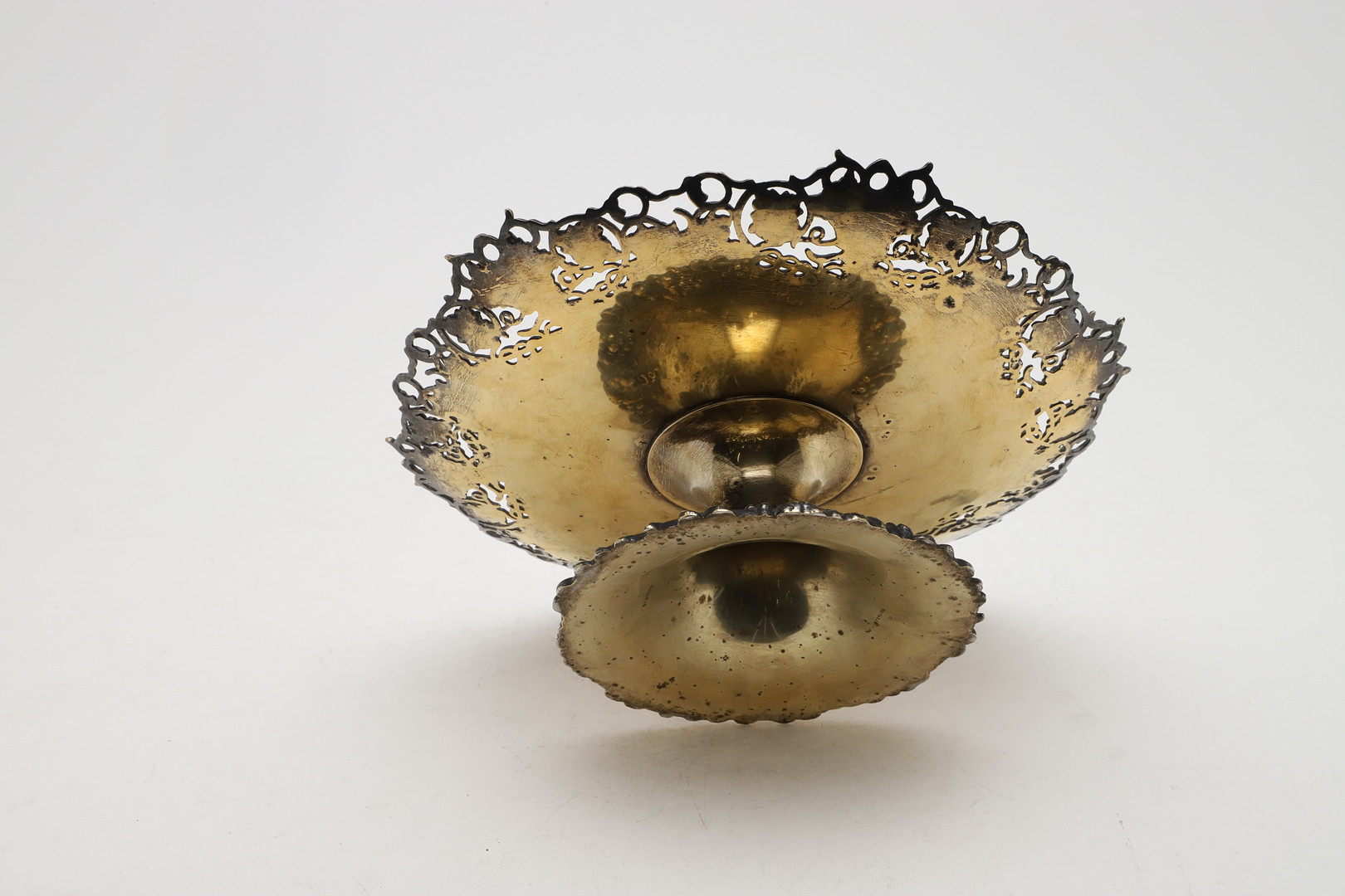 A LATE 19TH/ EARLY 20TH CENTURY SILVERGILT FRUIT OR DESSERT STAND. - Image 4 of 6