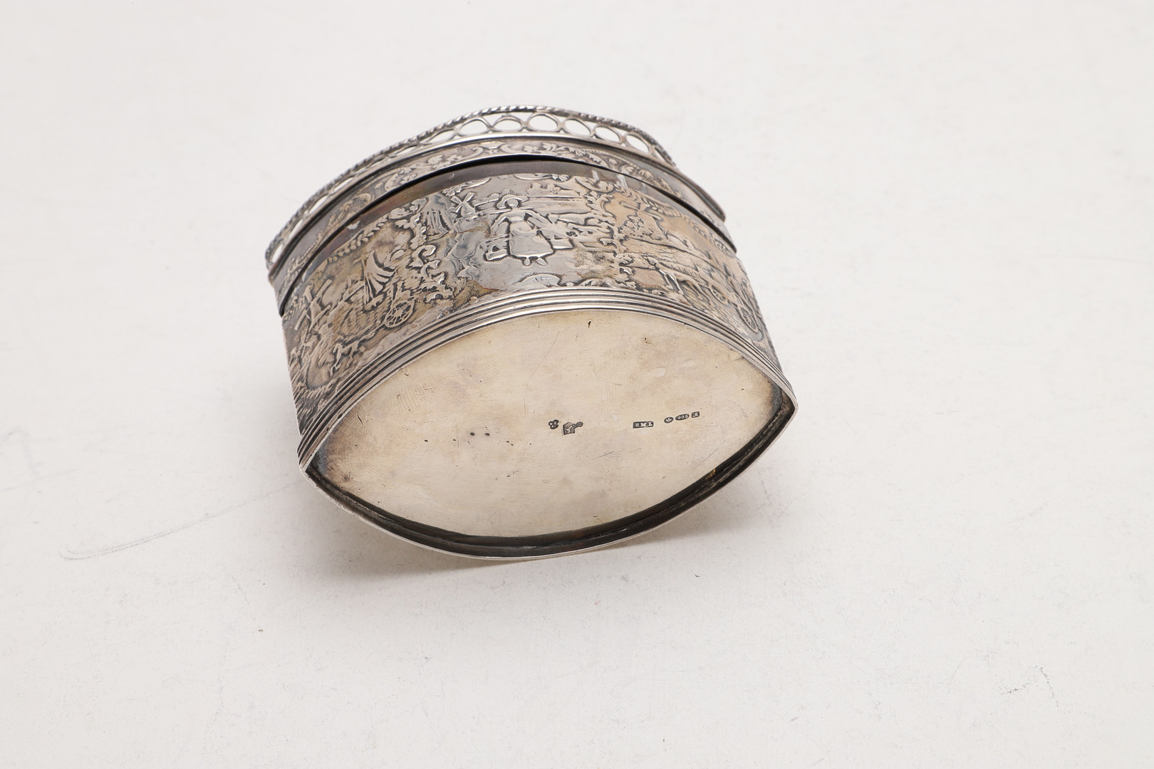 A LATE 19TH/ EARLY 20TH CENTURY NAVETTE-SHAPED DUTCH TEA CADDY. - Image 6 of 6