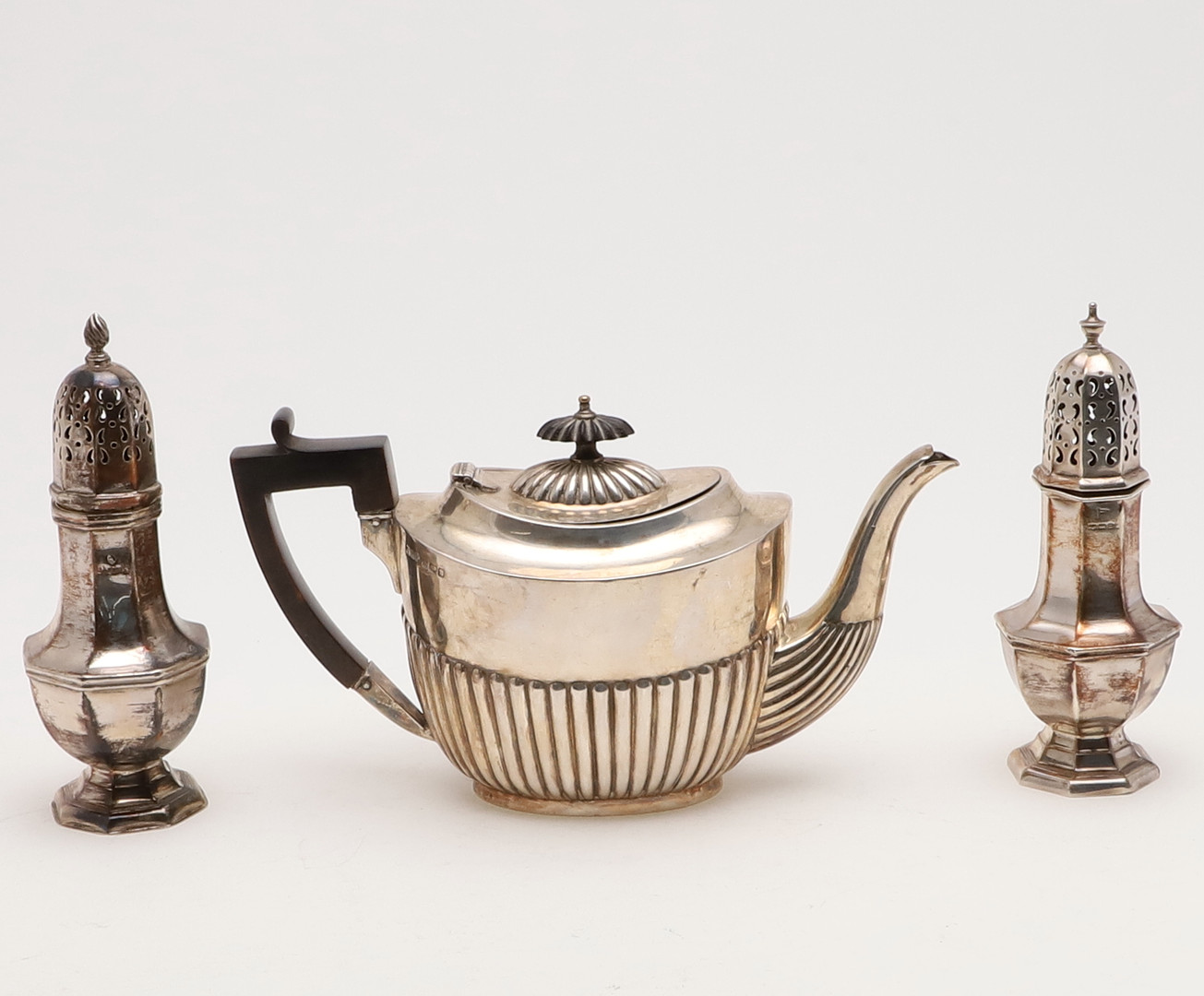 A LATE 19TH/ EARLY 20TH CENTURY TEAPOT. - Image 3 of 5