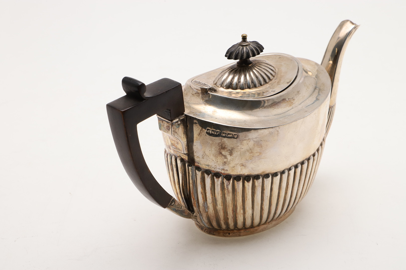 A LATE 19TH/ EARLY 20TH CENTURY TEAPOT. - Image 5 of 5