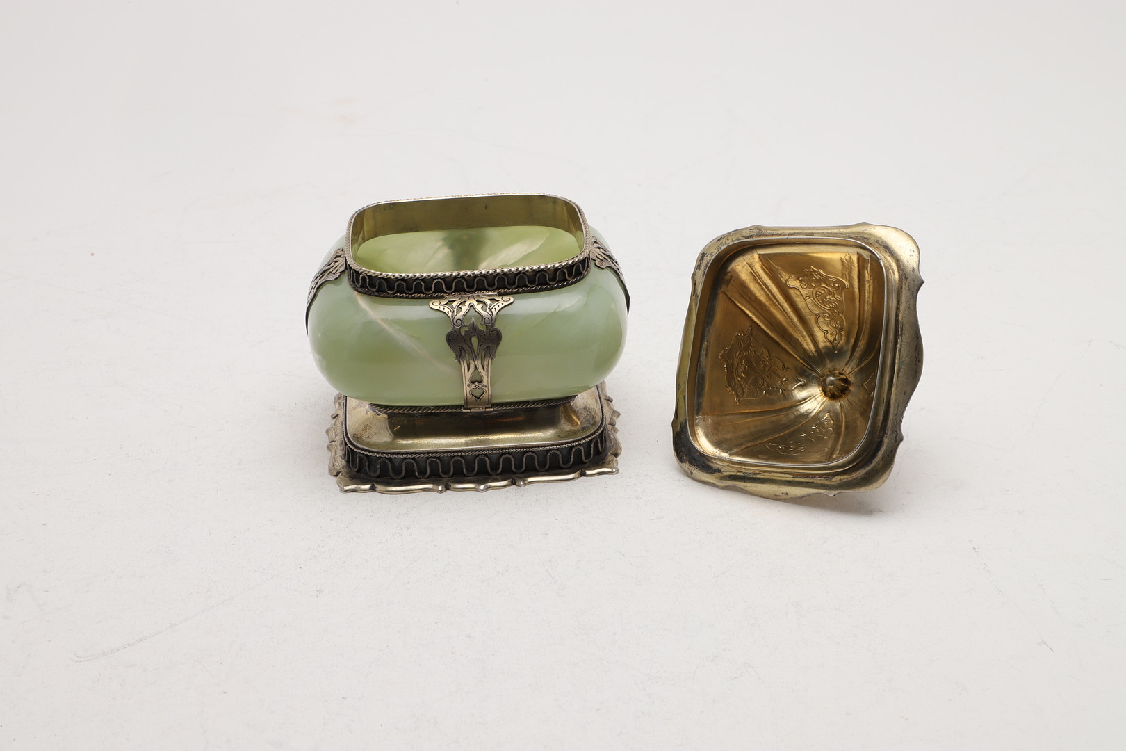 A LATE 19TH/ EARLY 20TH CENTURY GERMAN ONYX MOUNTED PARCEL-GILT BOX & COVER. - Image 5 of 7