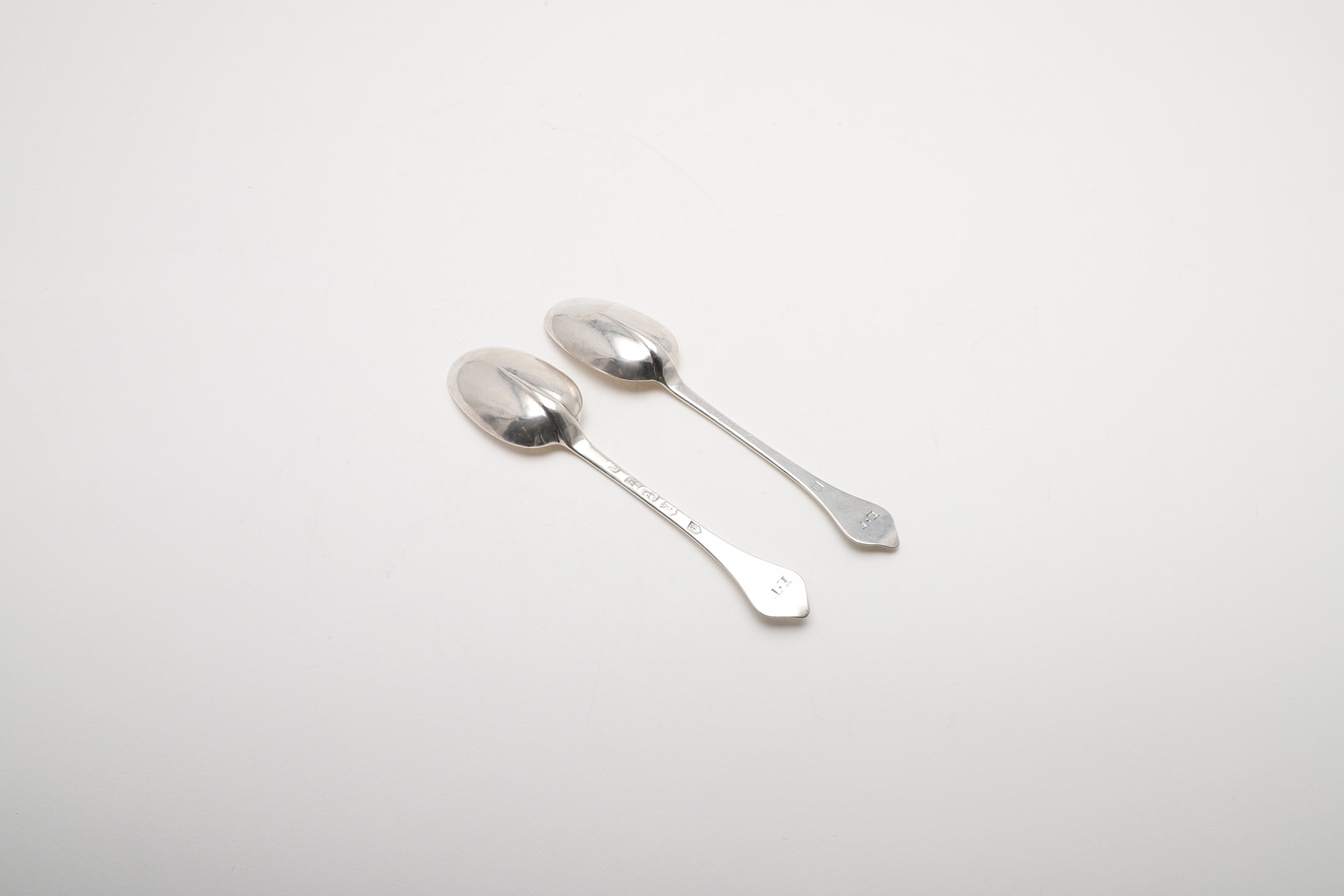 A PAIR OF GEORGE I WEST COUNTRY PROVINCIAL, BRITANNIA-STANDARD WAVY-END OR DOGNOSE TABLESPOONS. - Image 4 of 7