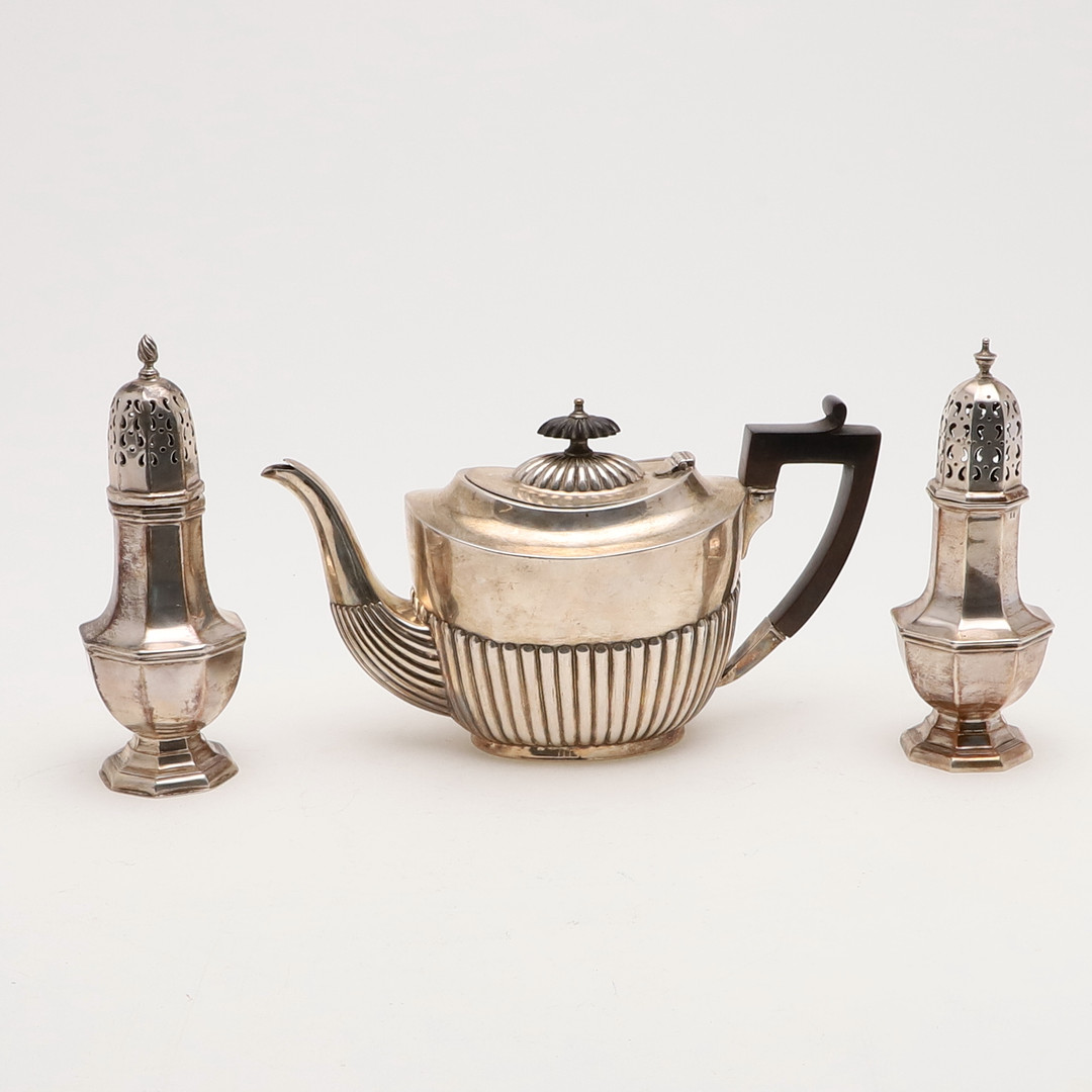 A LATE 19TH/ EARLY 20TH CENTURY TEAPOT. - Image 2 of 5