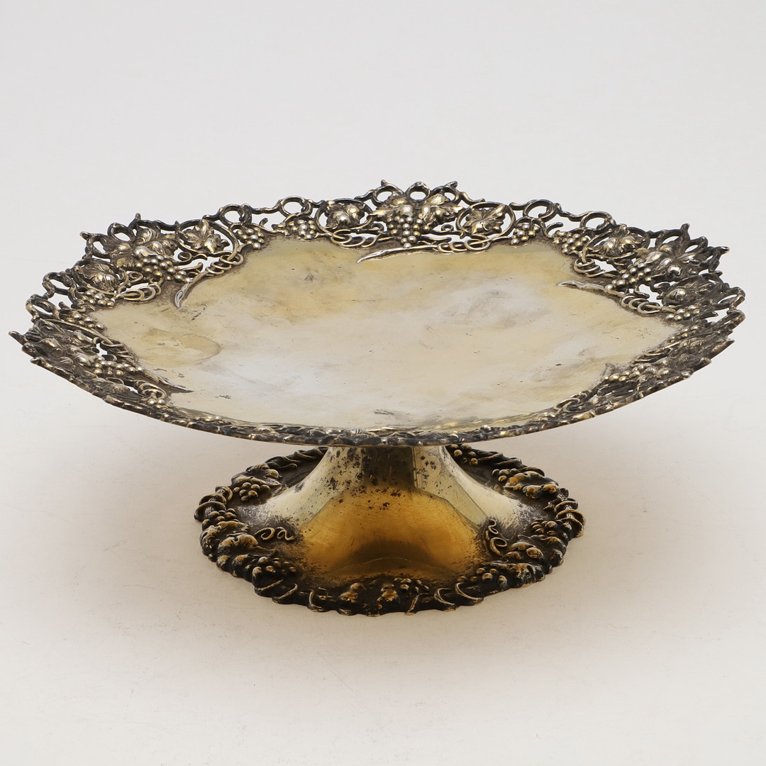 A LATE 19TH/ EARLY 20TH CENTURY SILVERGILT FRUIT OR DESSERT STAND. - Image 3 of 6