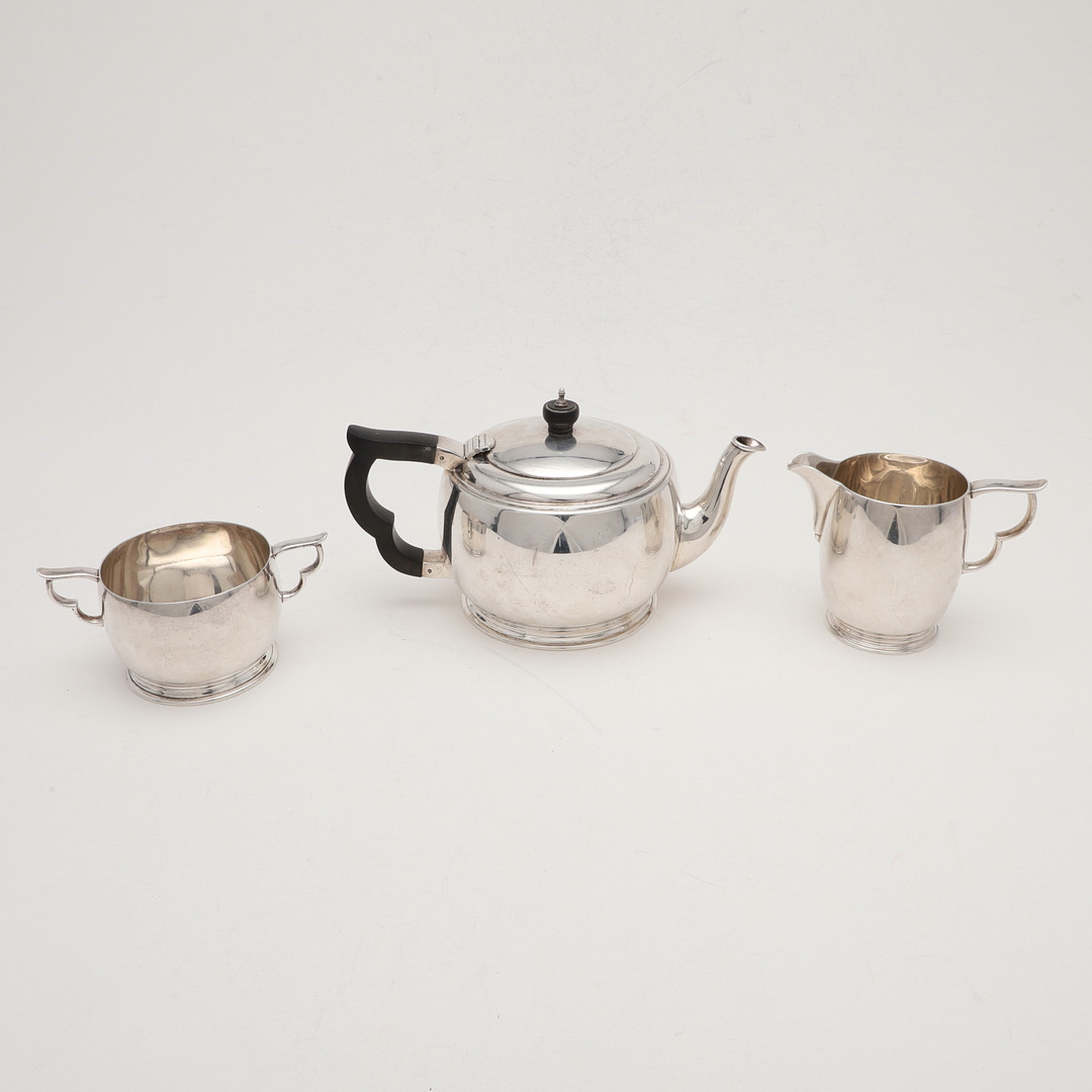 AN EARLY 20TH CENTURY THREE-PIECE TEASET. - Image 2 of 5