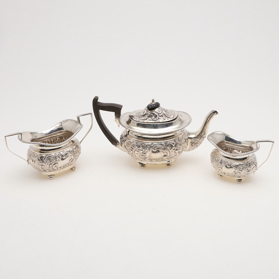 AN EDWARDIAN THREE-PIECE TEA SET. - Image 2 of 5