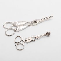 A PAIR OF GEORGE IV FIDDLE, THREAD & SHELL PATTERN GRAPE SHEARS.