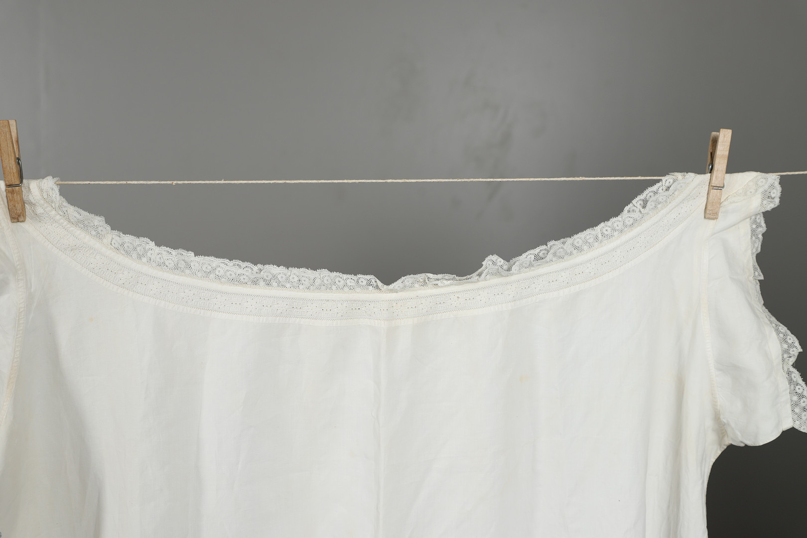 ROYAL INTEREST - QUEEN VICTORIA, RARE PAIR OF BLOOMERS & CHEMISE. - Image 19 of 26