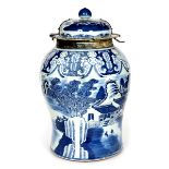 A LARGE CHINESE PORCELAIN BLUE & WHITE JAR AND COVER - QIANLONG.
