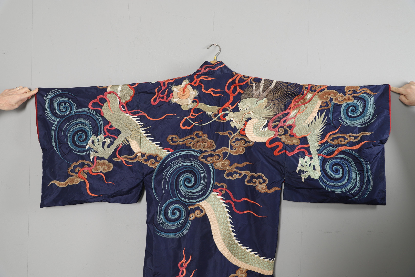 ANTIQUE CHINESE SILK EMBROIDERED ROBE. - Image 5 of 14