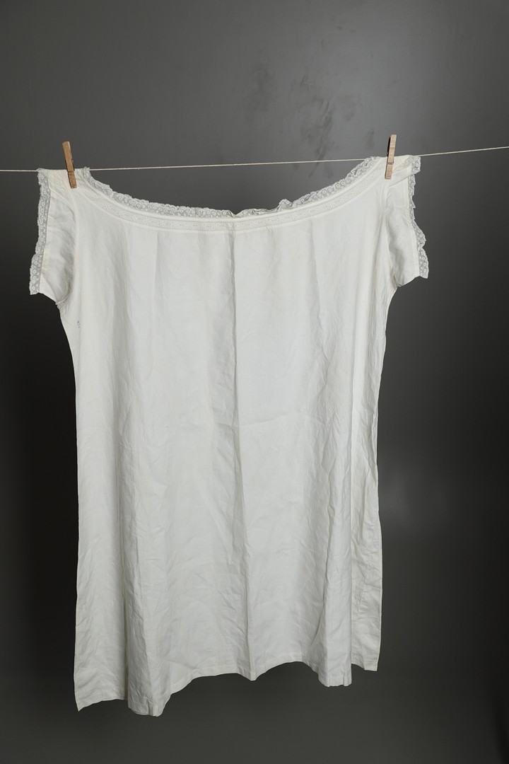 ROYAL INTEREST - QUEEN VICTORIA, RARE PAIR OF BLOOMERS & CHEMISE. - Image 16 of 26