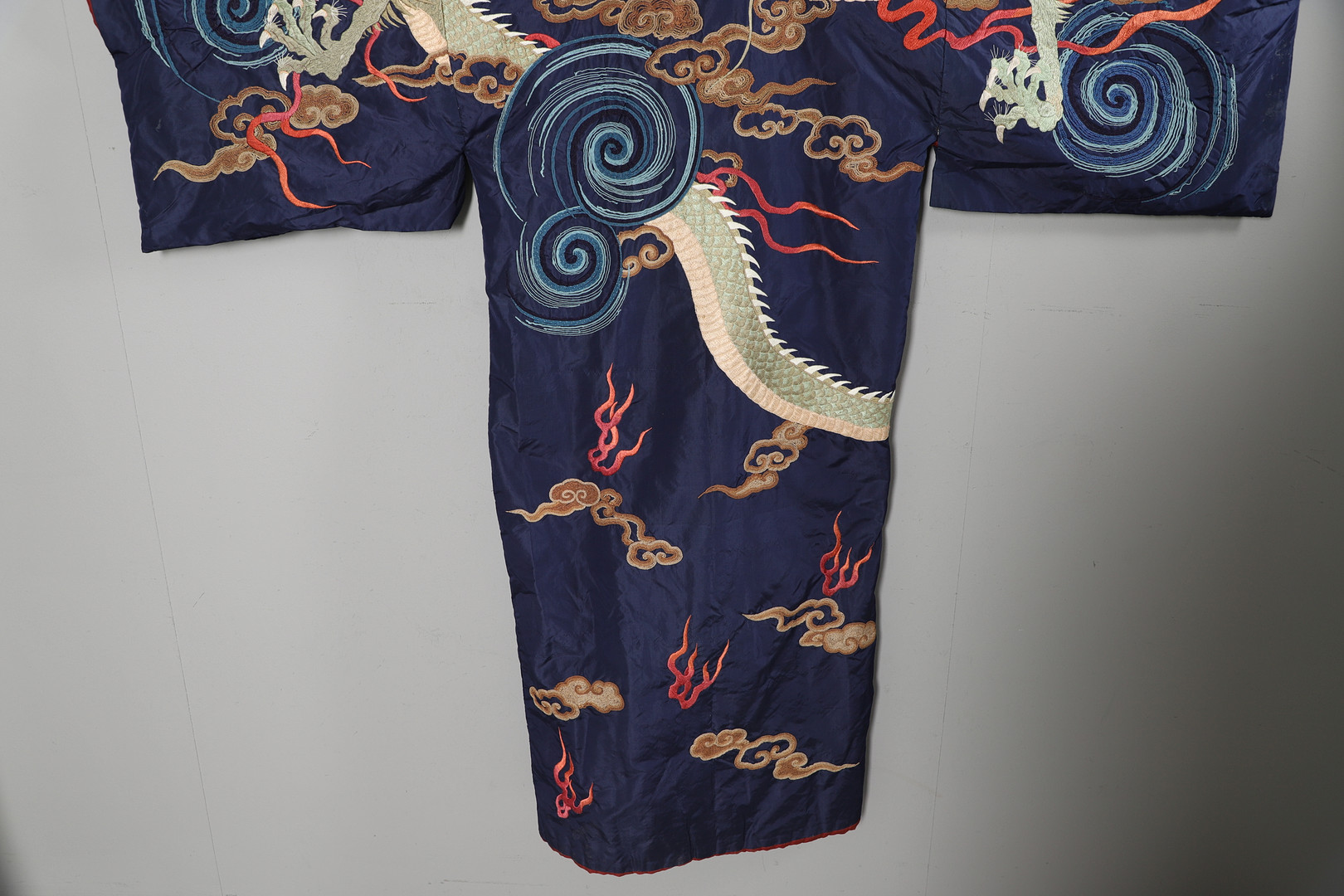 ANTIQUE CHINESE SILK EMBROIDERED ROBE. - Image 4 of 14