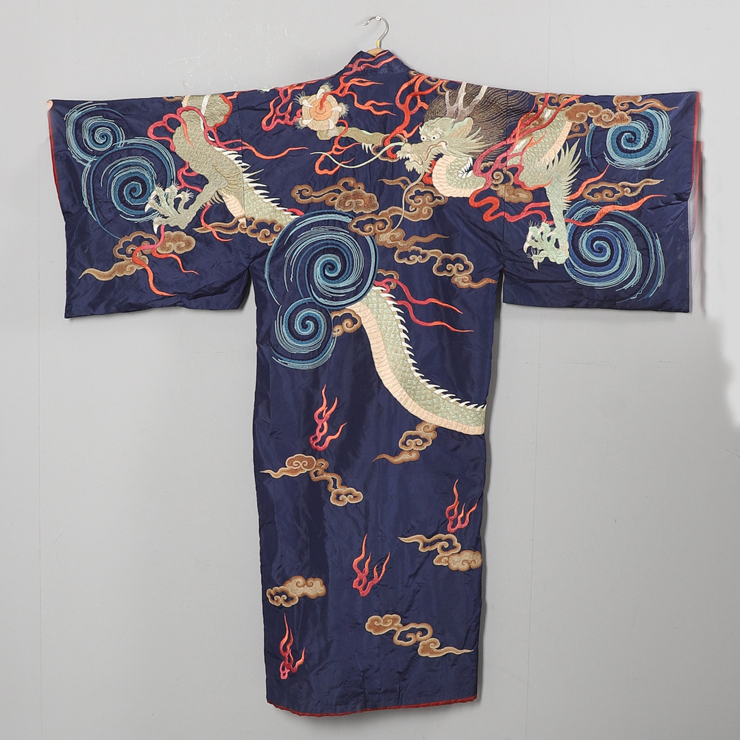 ANTIQUE CHINESE SILK EMBROIDERED ROBE. - Image 3 of 14