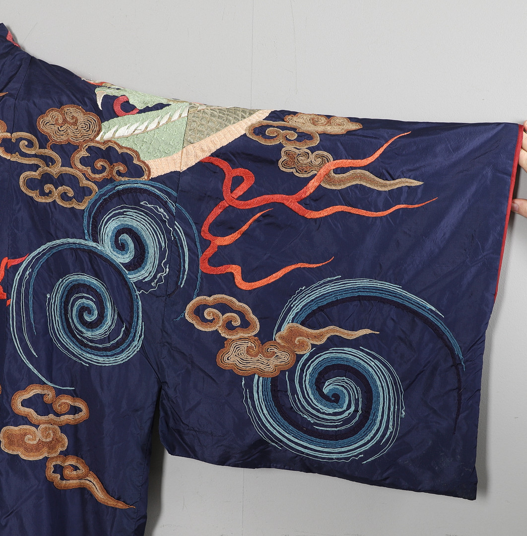 ANTIQUE CHINESE SILK EMBROIDERED ROBE. - Image 12 of 14