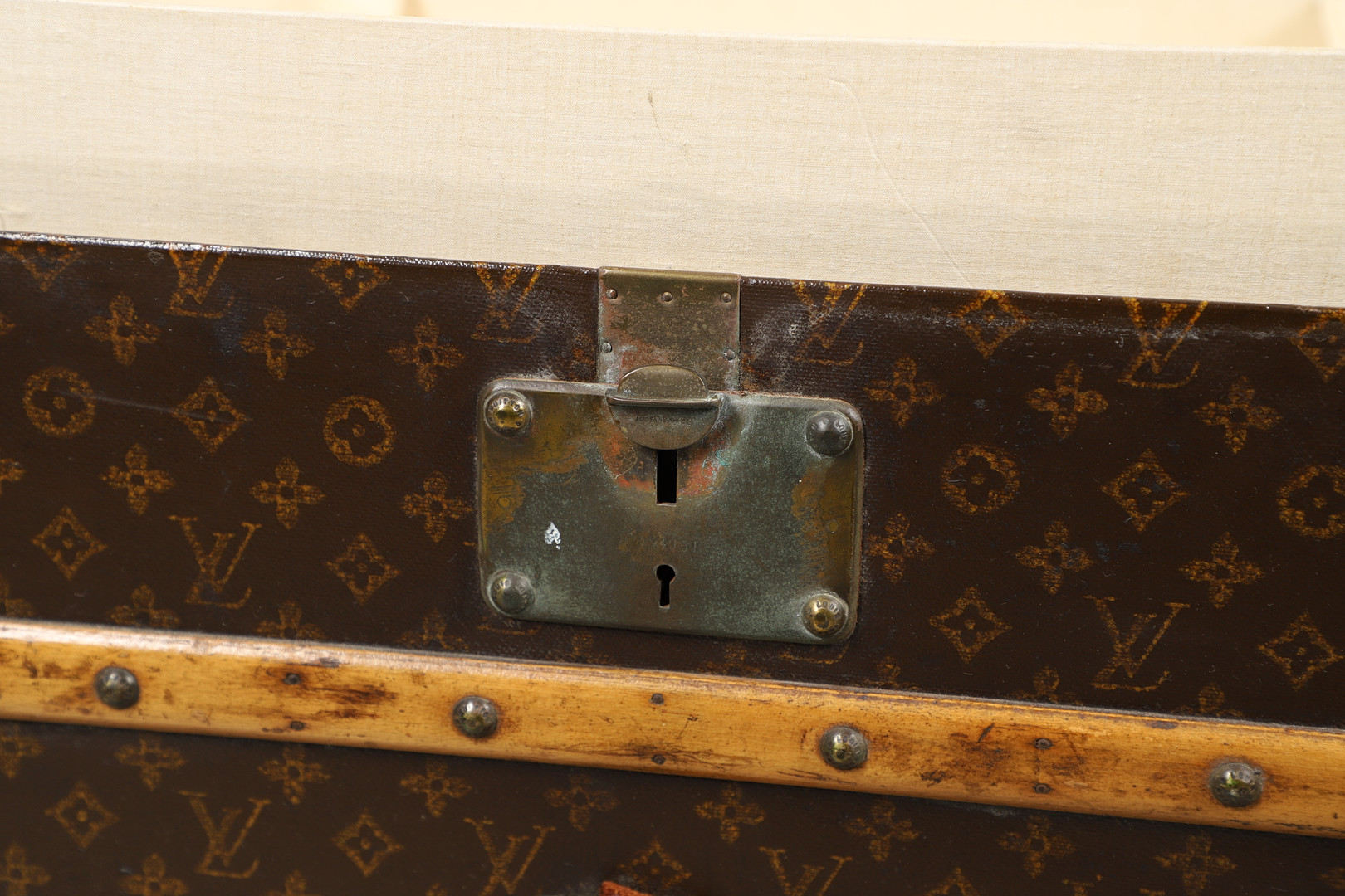 VINTAGE LOUIS VUITTON TRUNK. - Image 21 of 49