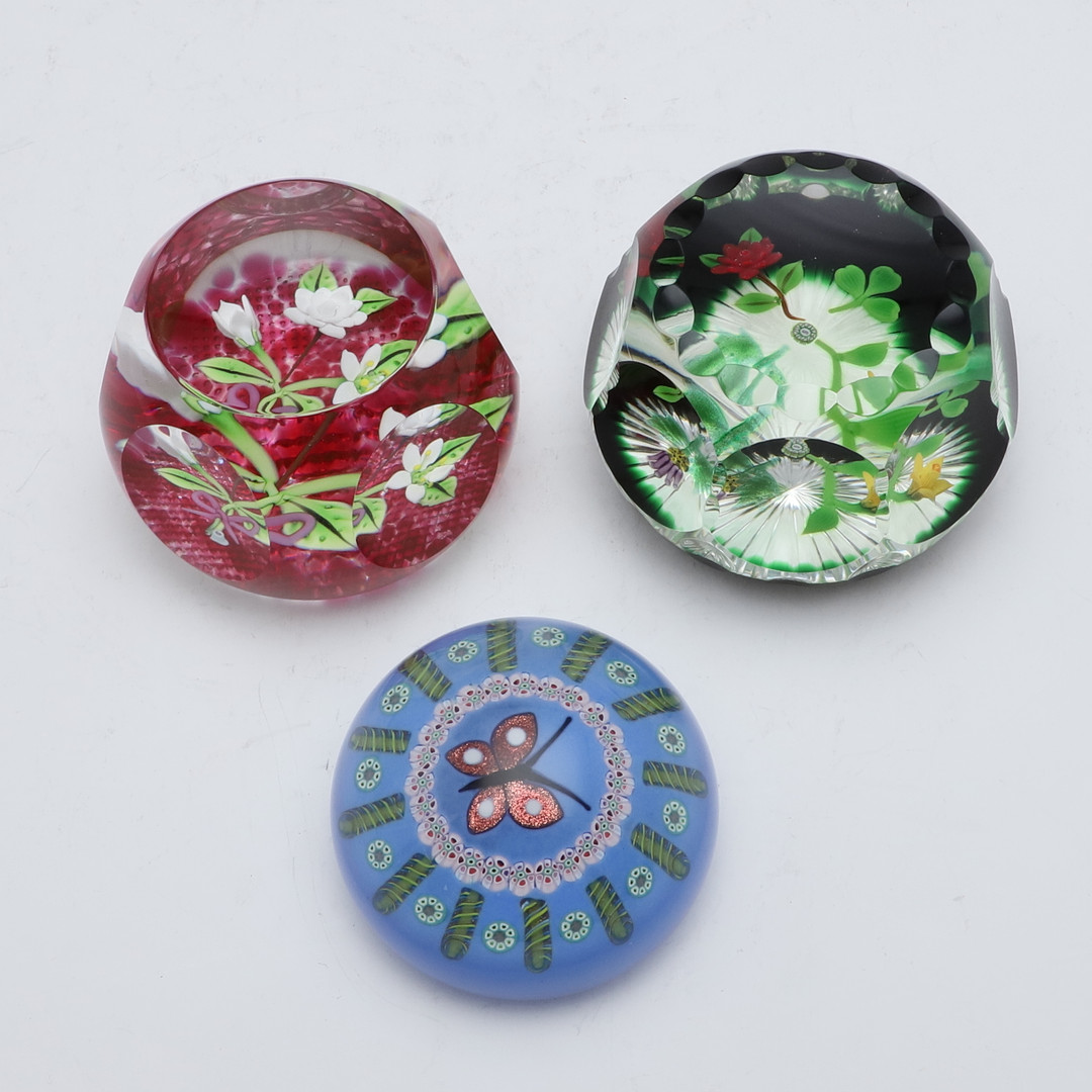 WILLIAM MANSON GLASS PAPERWEIGHTS - LIMITED EDITION. - Image 3 of 5