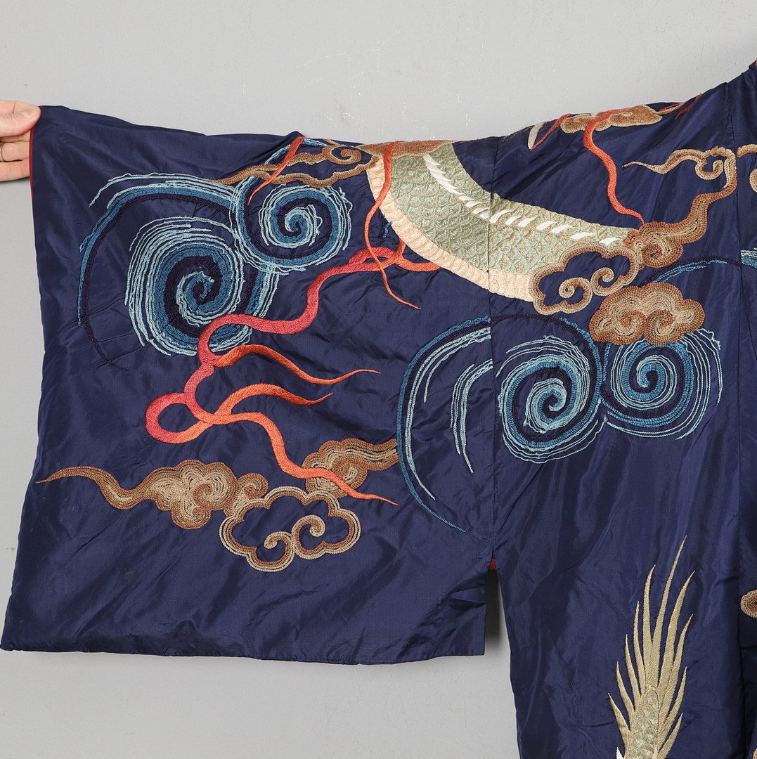 ANTIQUE CHINESE SILK EMBROIDERED ROBE. - Image 11 of 14