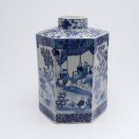 LARGE CHINESE BLUE & WHITE PORCELAIN JAR.