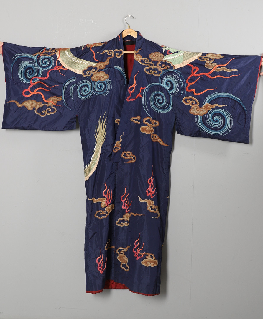 ANTIQUE CHINESE SILK EMBROIDERED ROBE. - Image 10 of 14