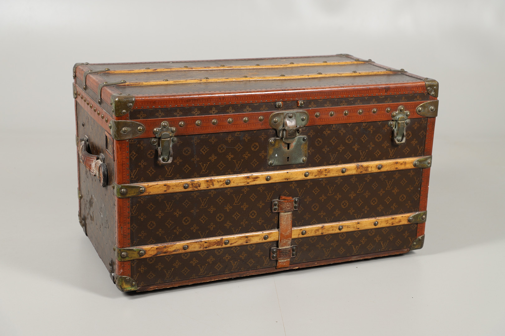 VINTAGE LOUIS VUITTON TRUNK. - Image 11 of 49