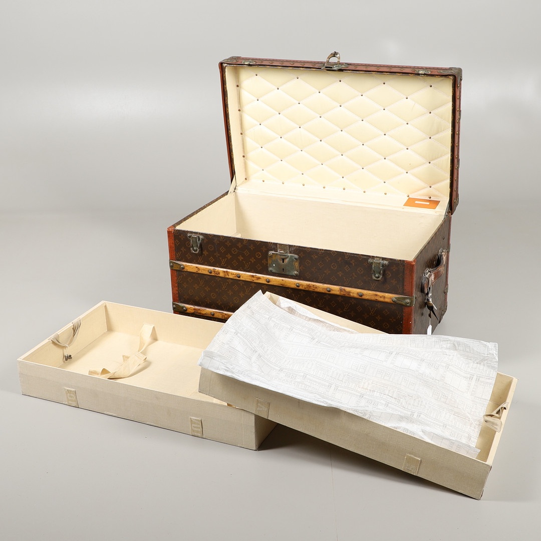 VINTAGE LOUIS VUITTON TRUNK. - Image 32 of 49