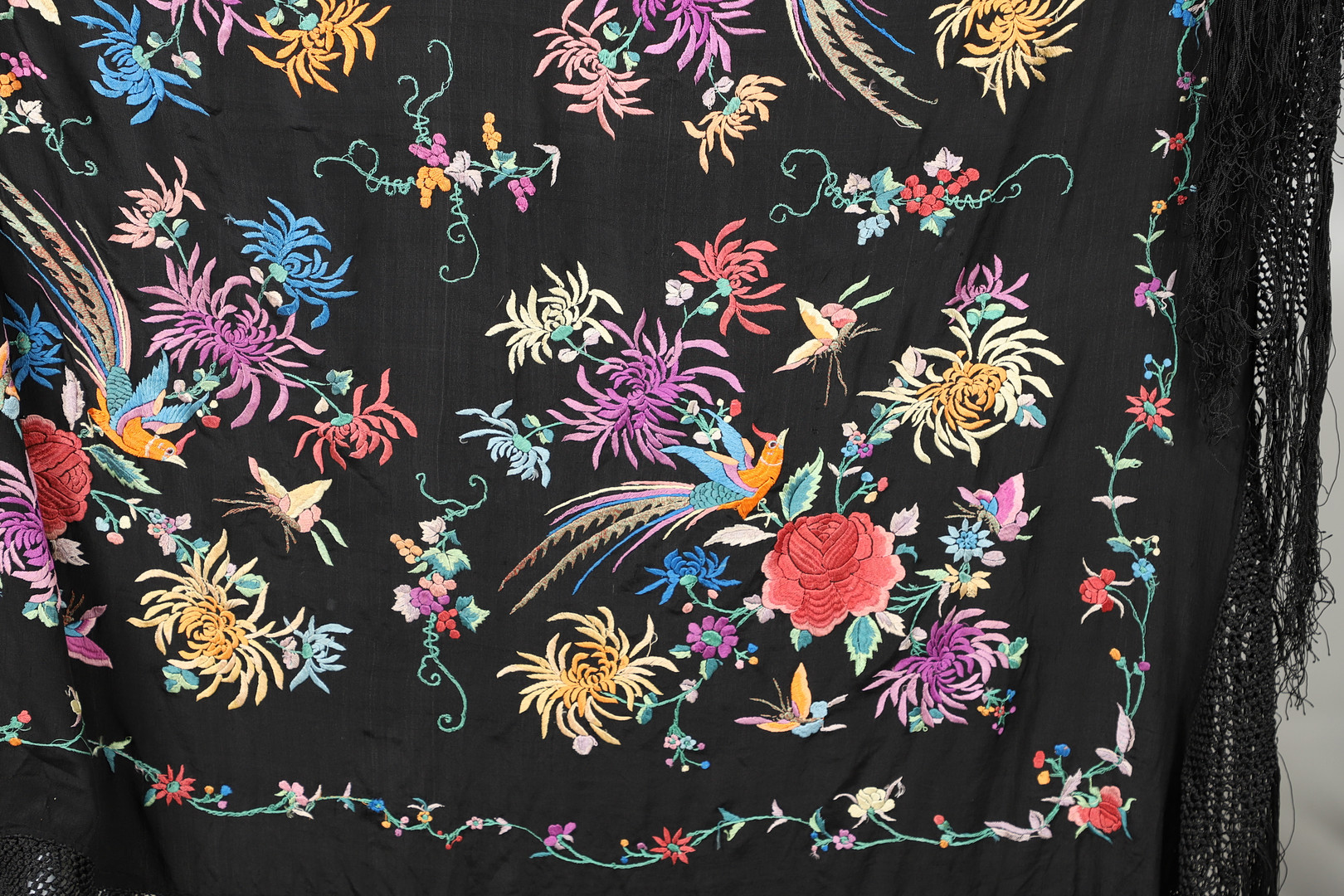 CHINESE SILK EMBROIDERED SHAWL. - Image 4 of 5