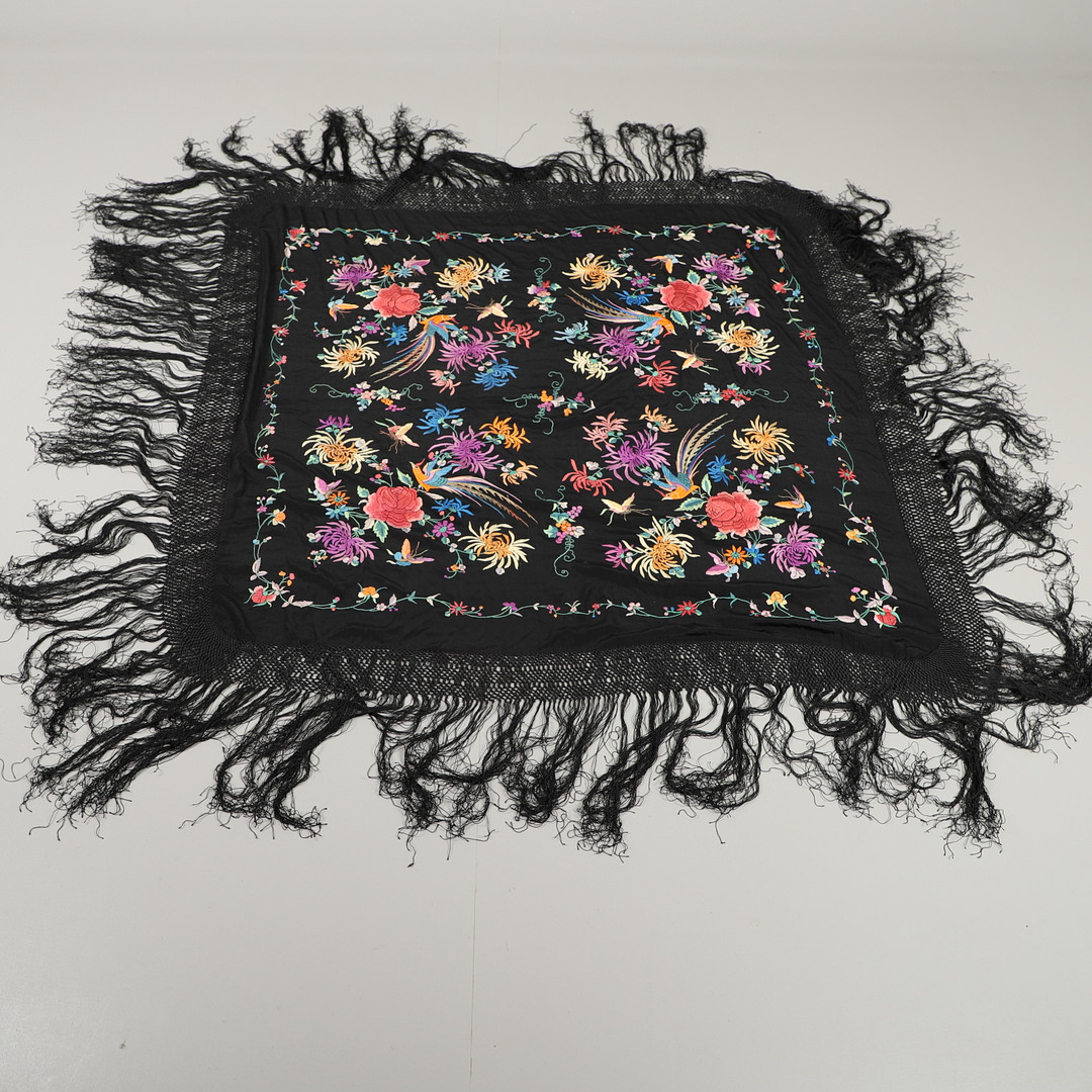 CHINESE SILK EMBROIDERED SHAWL. - Image 2 of 5