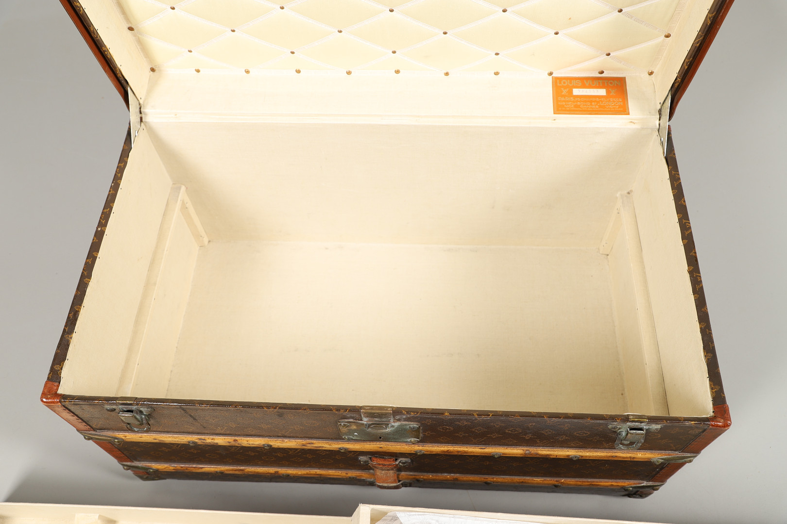 VINTAGE LOUIS VUITTON TRUNK. - Image 30 of 49