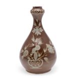 CHINESE BOTTLE SHAPED VASE WITH WHITE SLIP - 16TH/17TH CENTURY.