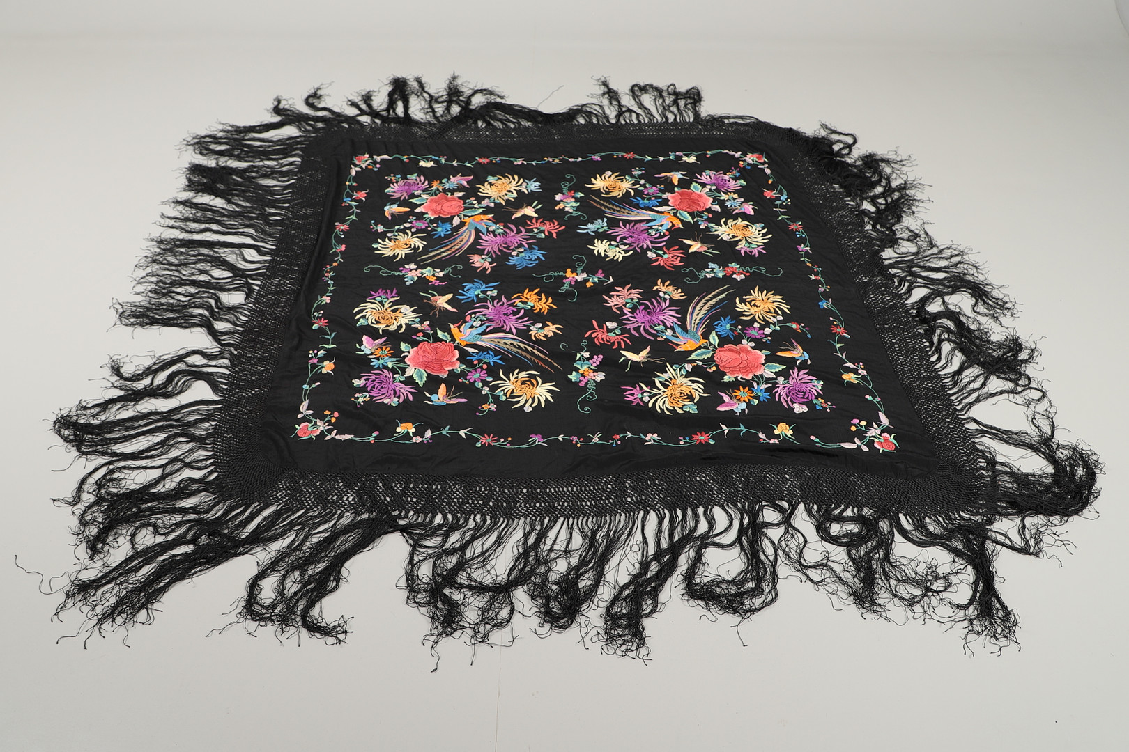 CHINESE SILK EMBROIDERED SHAWL. - Image 5 of 5