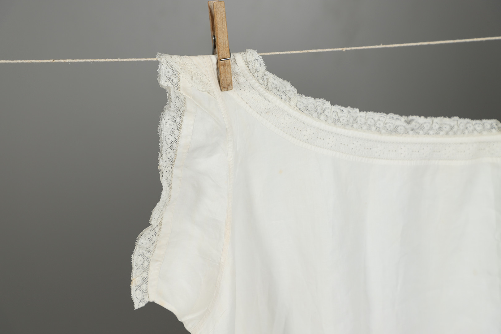 ROYAL INTEREST - QUEEN VICTORIA, RARE PAIR OF BLOOMERS & CHEMISE. - Image 18 of 26