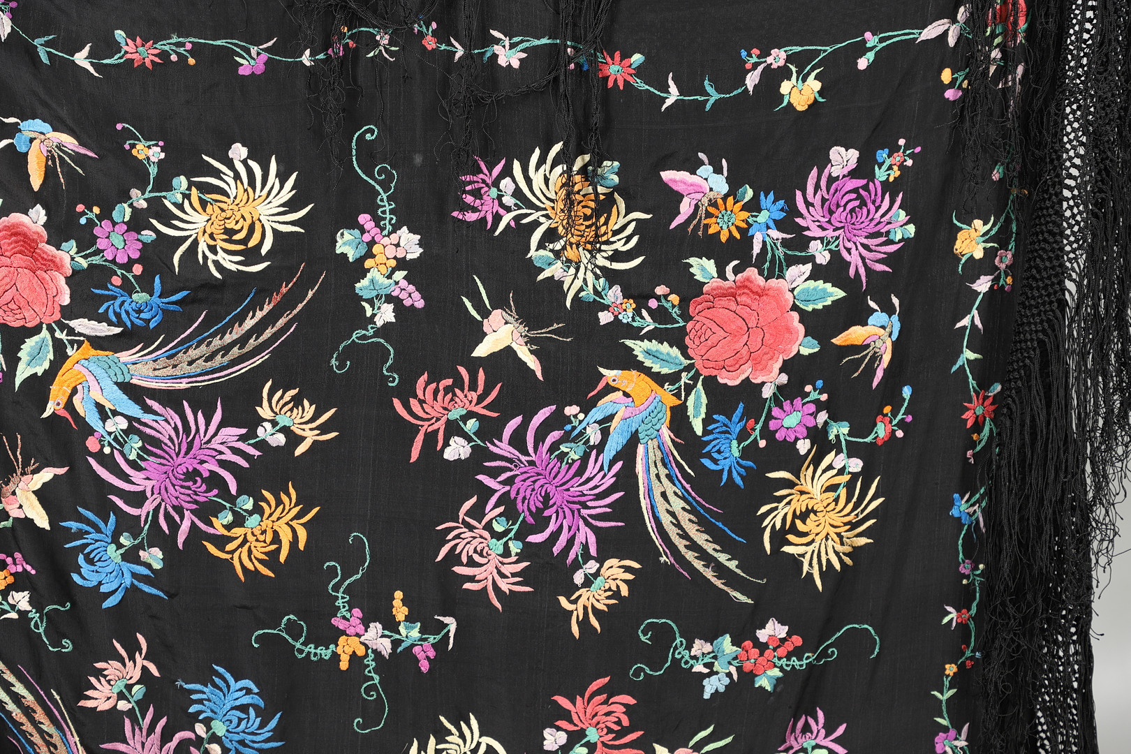 CHINESE SILK EMBROIDERED SHAWL. - Image 3 of 5