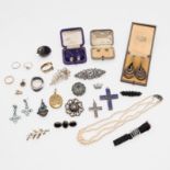 A QUANTITY OF ASSORTED JEWELLERY AND COSTUME JEWELLERY.