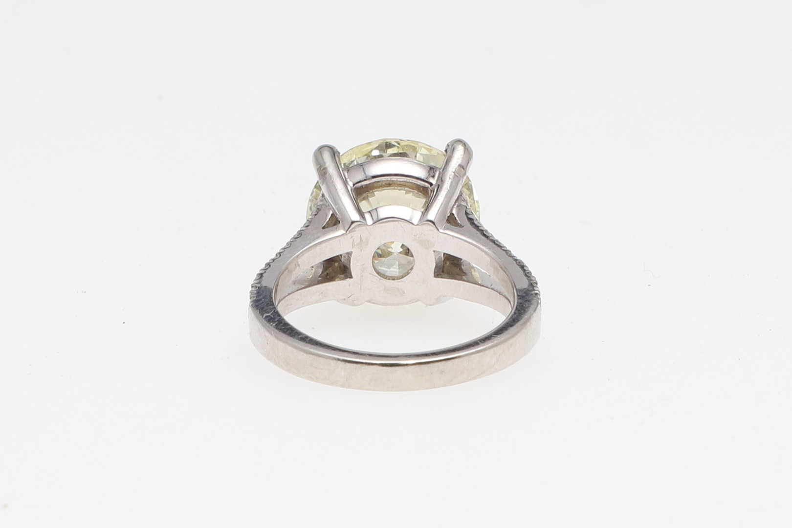 A DIAMOND SOLITAIRE RING. - Image 6 of 9