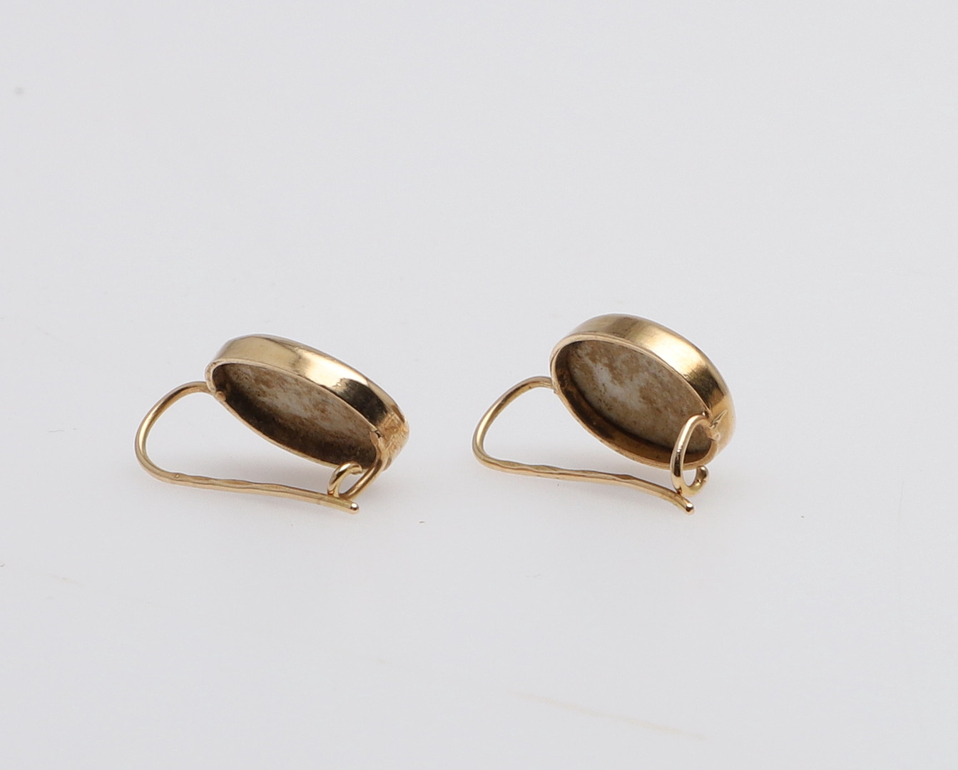 A PAIR OF ENAMEL AND 18CT GOLD DROP EARRINGS. - Image 3 of 3